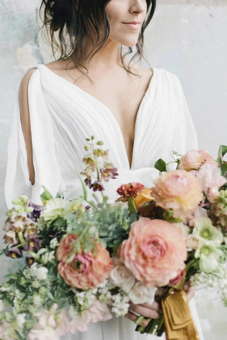 Vestidos de novia de gasa color marfil con escote en V, corte A y media manga